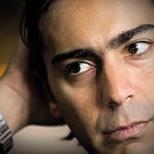 Primer plano de Marco Enríquez-Ominami, imagen reflexiva asociada a sus inicios en la política universitaria.