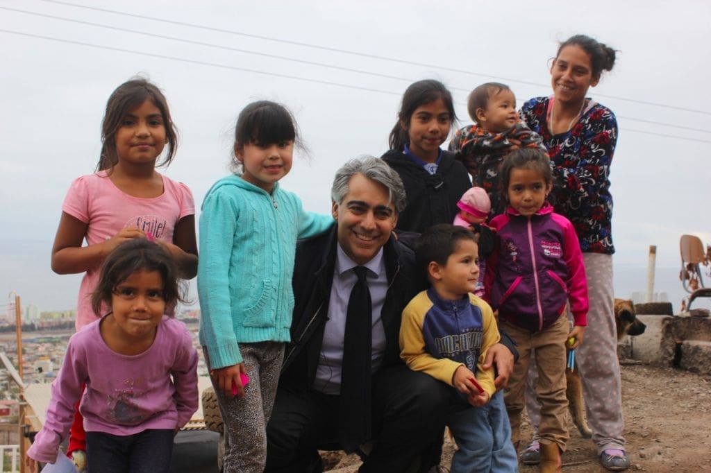 Marco Enríquez-Ominami en Antofagasta junto a un grupo de niños y una madre, durante actividades de campaña presidencial.